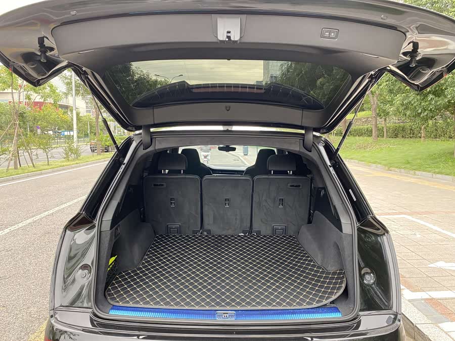 Audi SQ7 2025 car image #8