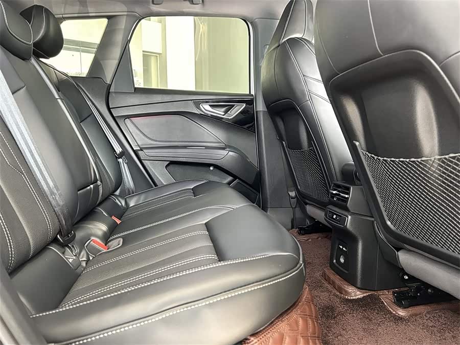 Audi Q4 e-tron 2024 صورة سيارة #8