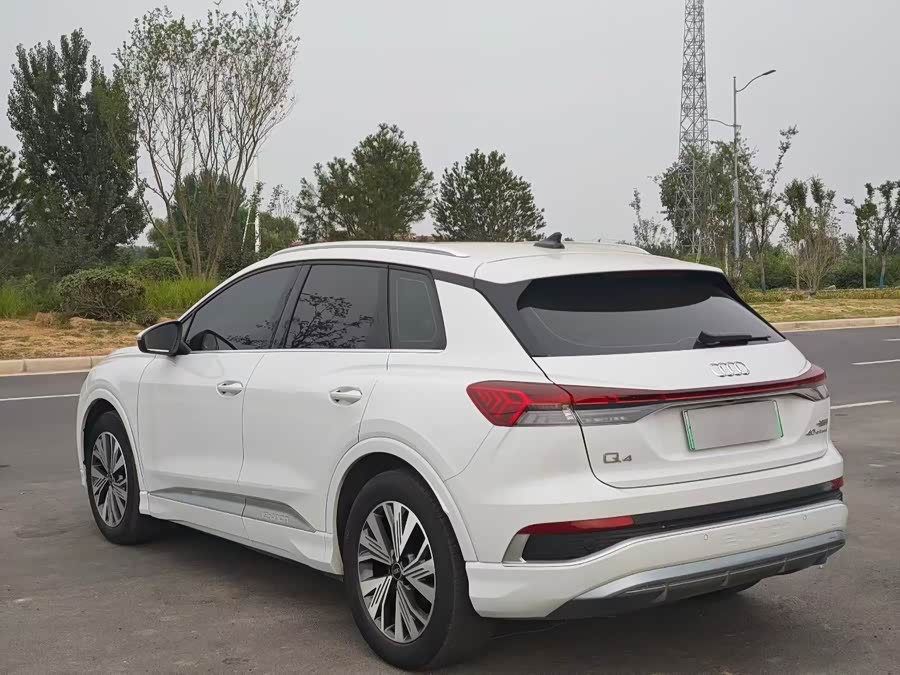 Audi Q4 e-tron 2023 immagine di auto #8