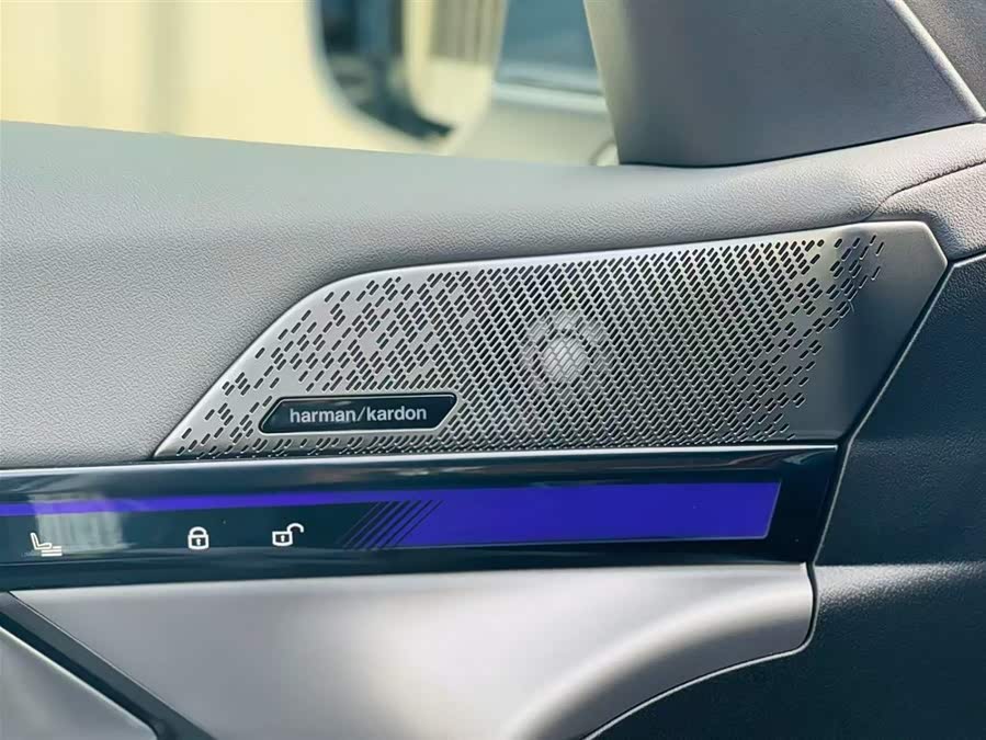 BMW i5 2024 car image #8