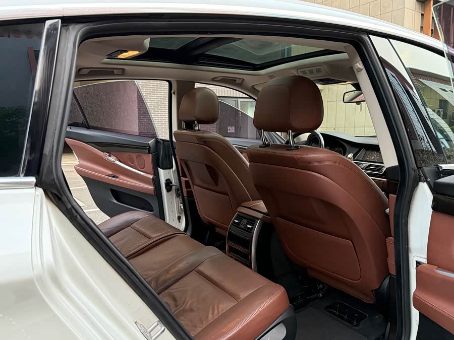 BMW 5 Series GT 2015 immagine di auto #8