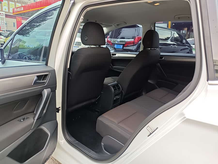 Volkswagen Golf Sportsvan 2017 #8 Volkswagen Golf Sportsvan 2017 car image #8
