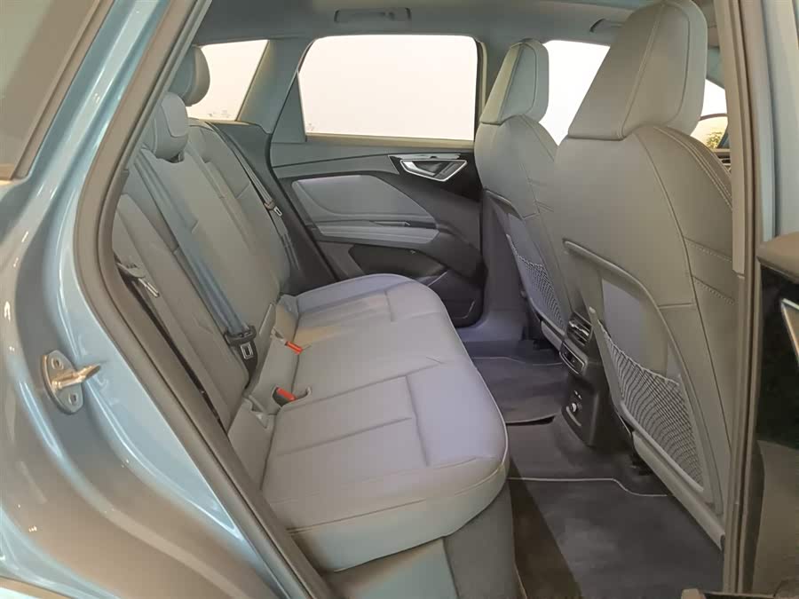 Audi Q4 e-tron 2024 immagine di auto #8