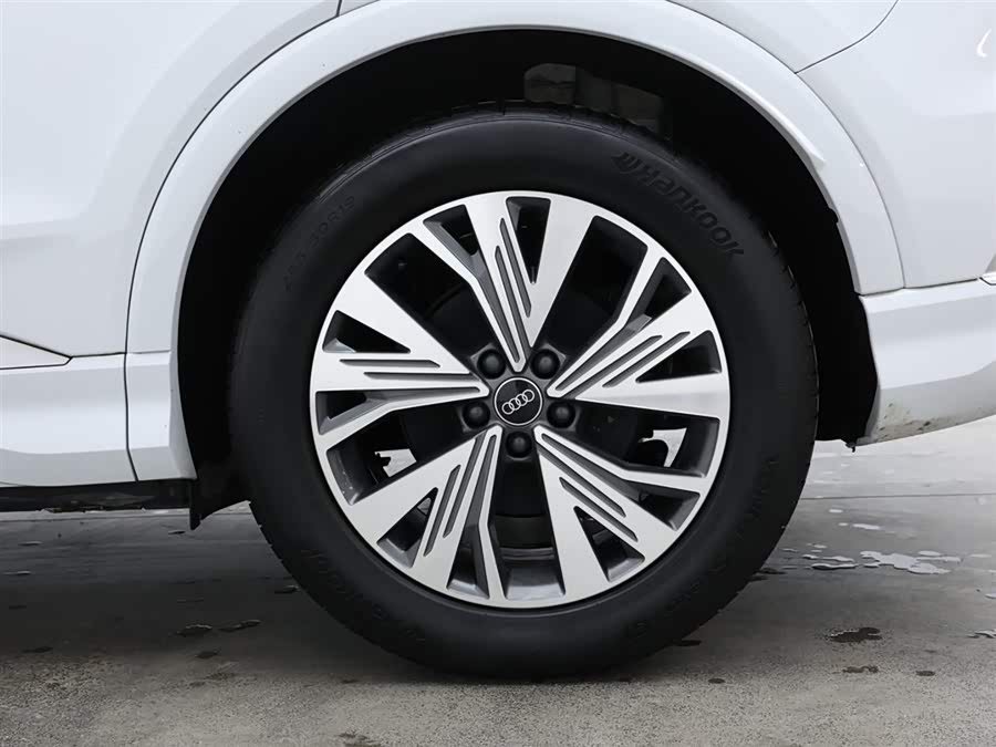 Audi Q4 e-tron 2024 immagine di auto #8