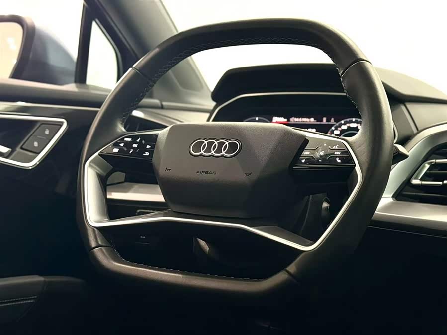 Audi Q4 e-tron 2024 immagine di auto #8