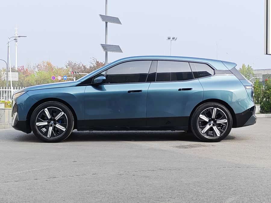 BMW iX 2023 immagine di auto #8