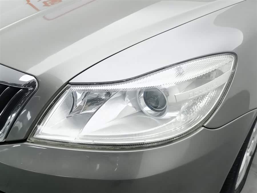 Skoda Octavia 2010 car image #8
