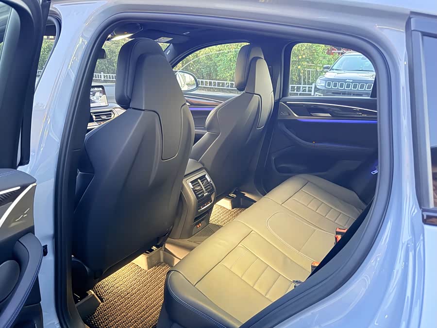 BMW X4 M40i 2024 car image #8