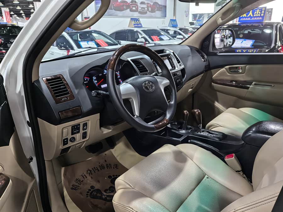 Toyota Fortuner 2015 immagine di auto #8