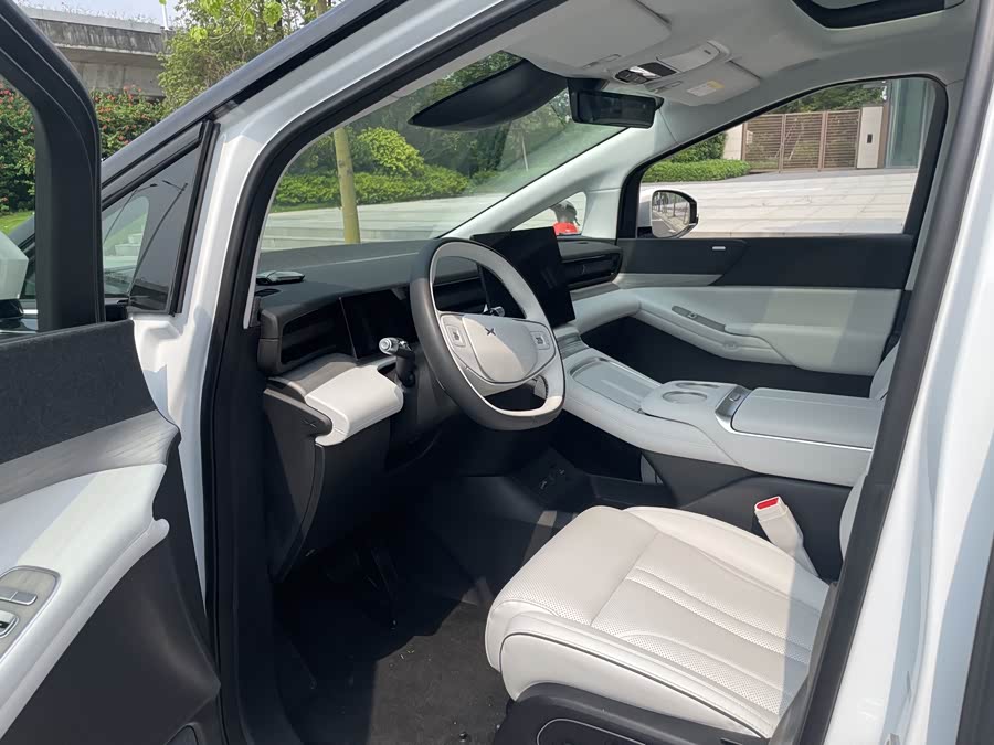 Xpeng X9 2024 صورة سيارة #8