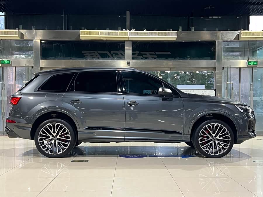 Audi SQ7 2024 car image #8