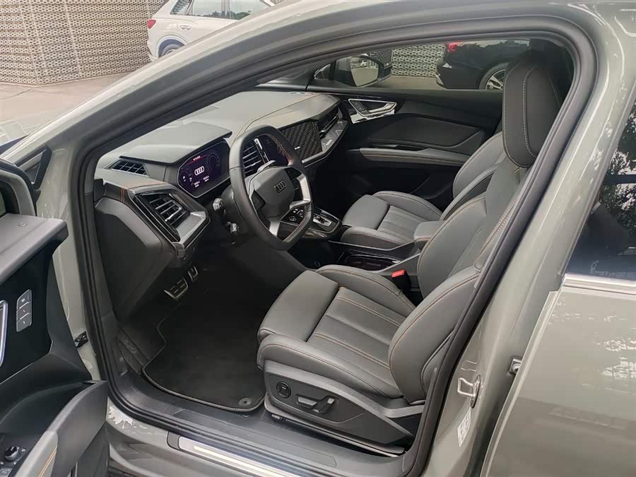 Audi Q4 e-tron 2024 صورة سيارة #8