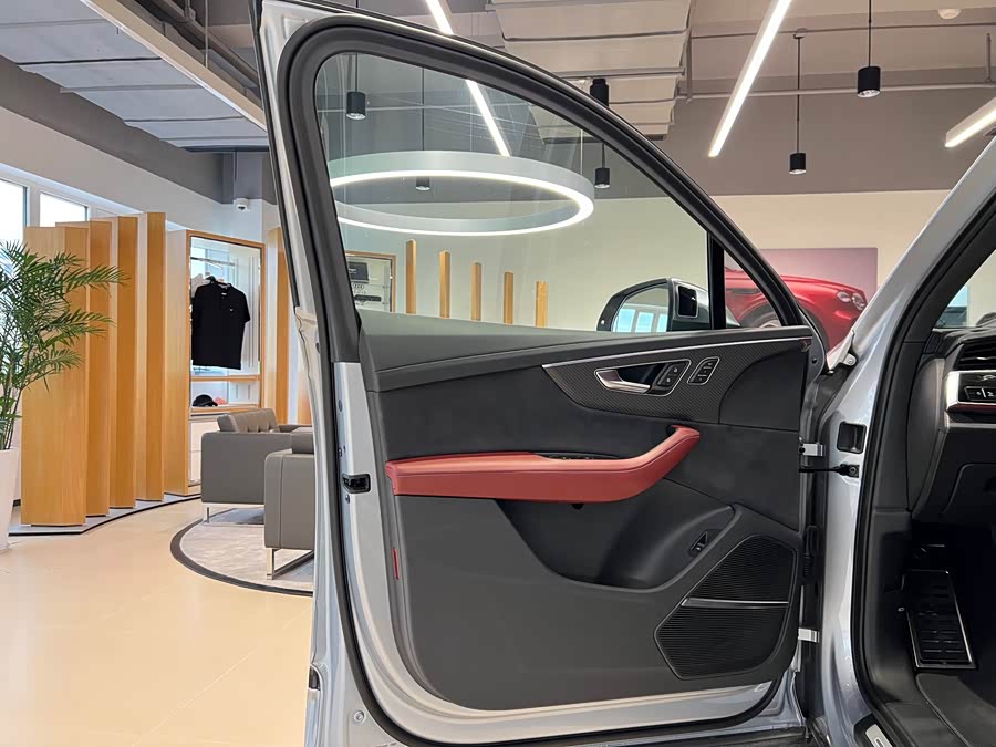 Audi SQ7 2024 car image #8