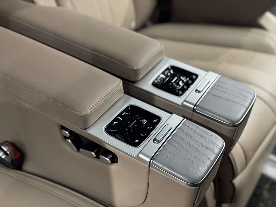 Xpeng X9 2025 صورة سيارة #8