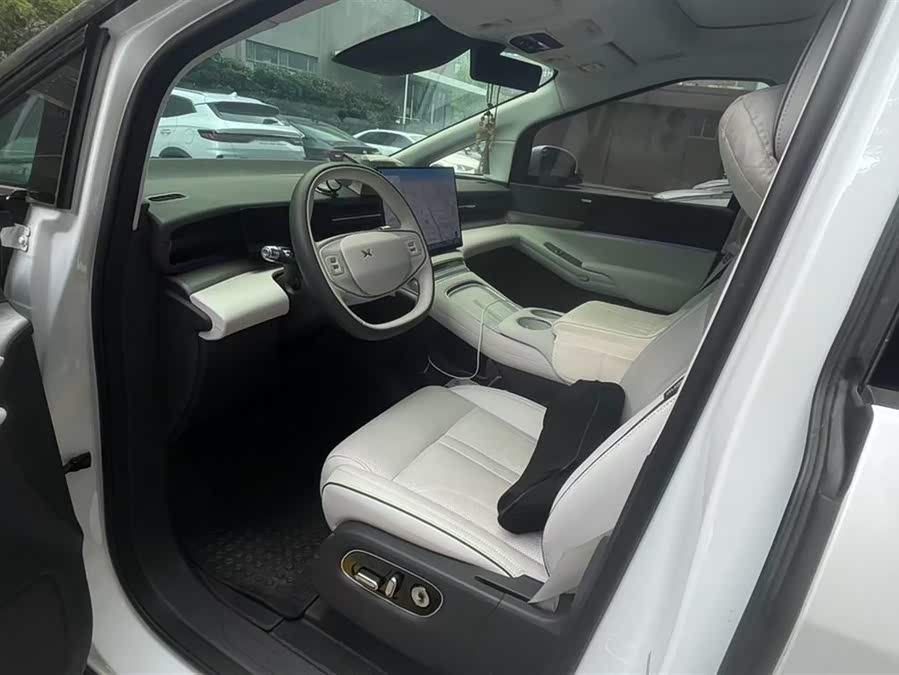 Xpeng X9 2025 صورة سيارة #8