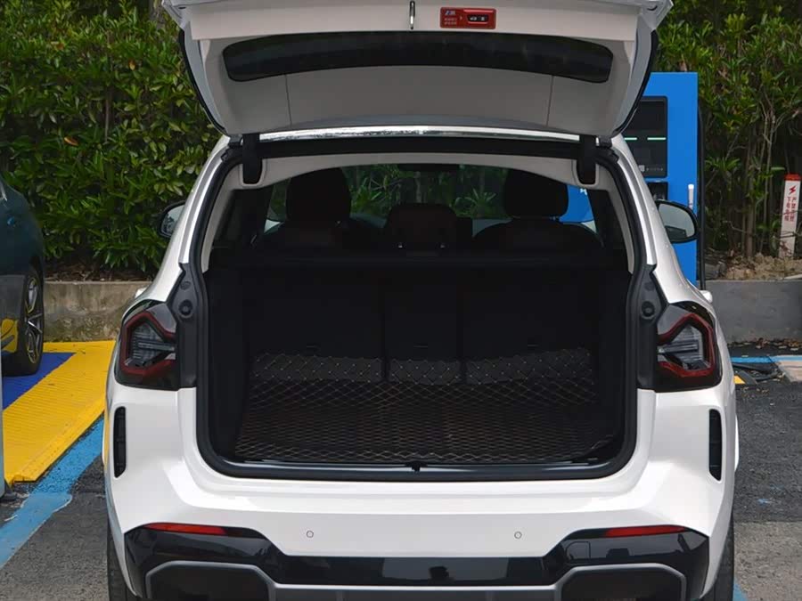 BMW iX3 2025 #8 BMW iX3 2025 car image #8