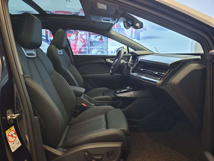 Audi Q4 e-tron 2025 immagine di auto #8