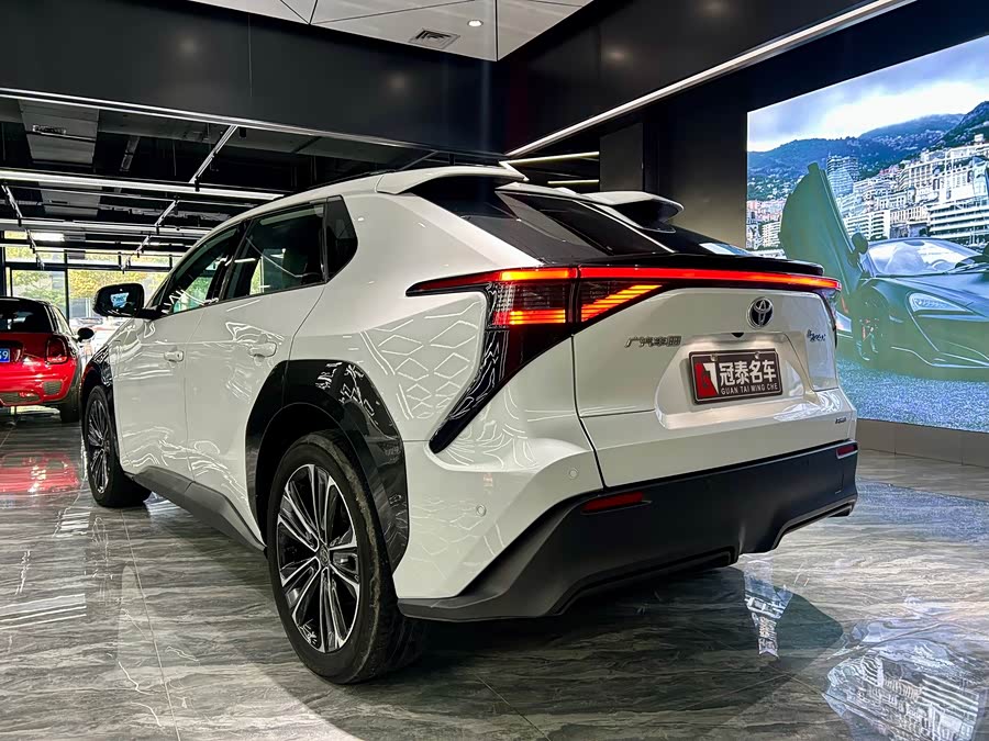 Toyota bZ4X 2022 immagine di auto #8