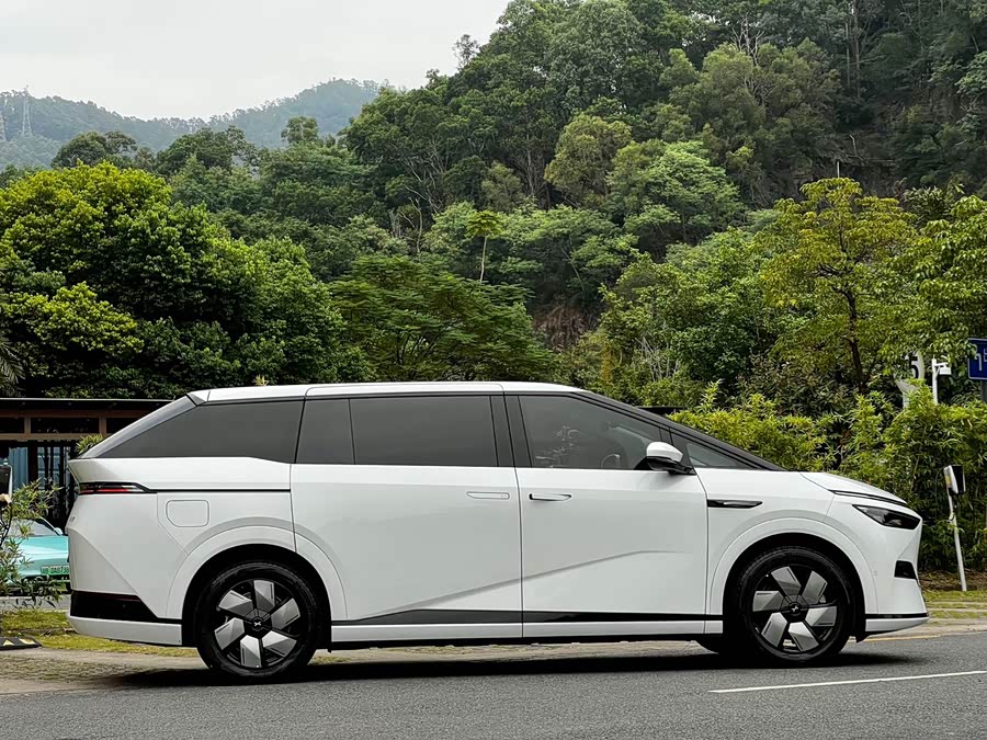 Xpeng X9 2024 immagine di auto #8