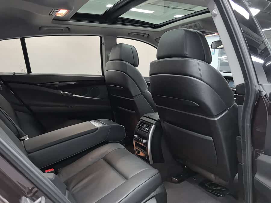 BMW 5 Series GT 2011 immagine di auto #8