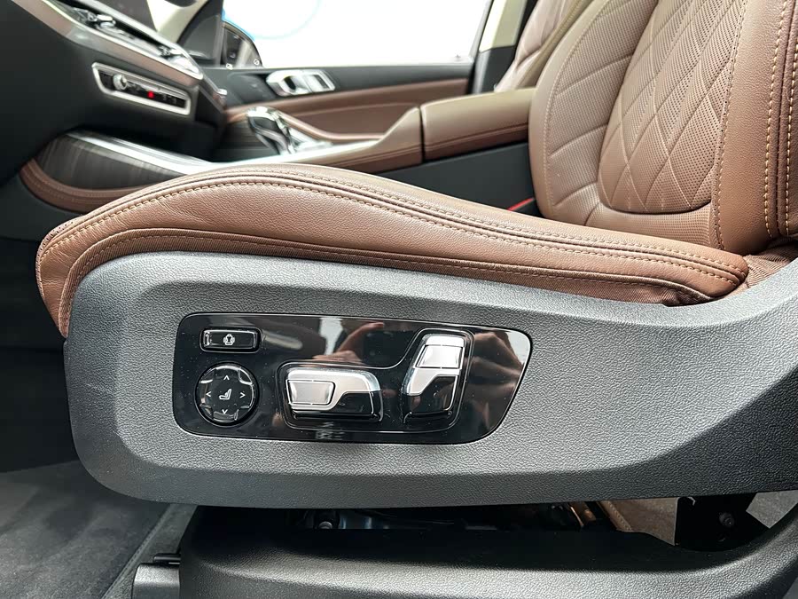 BMW X7 2023 car image #8