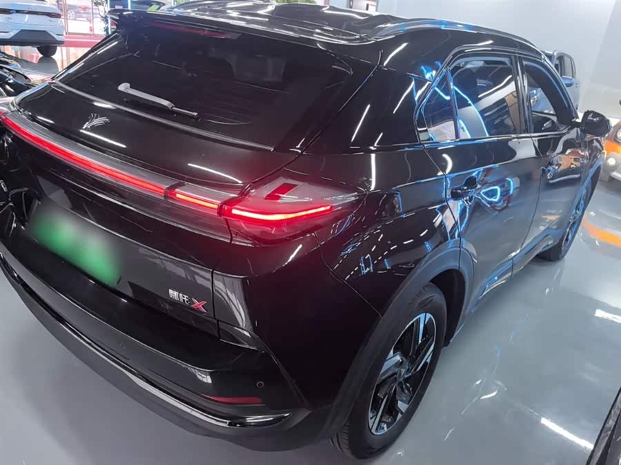 哪吒汽车 哪吒X 2023 汽车图片 #8