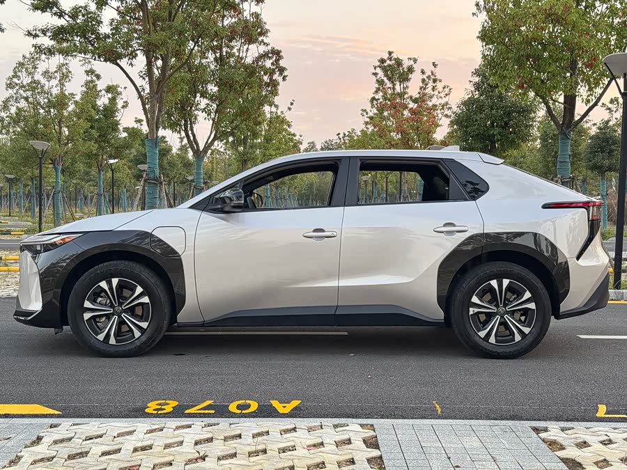 Toyota bZ4X 2022 immagine di auto #8