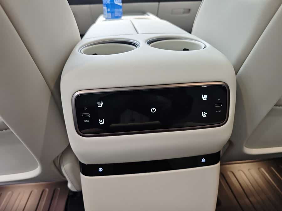 Li i8 2025 image de voiture #8