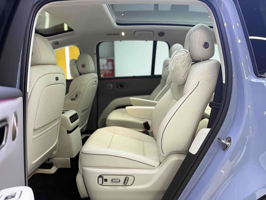 Li i8 2025 image de voiture #8