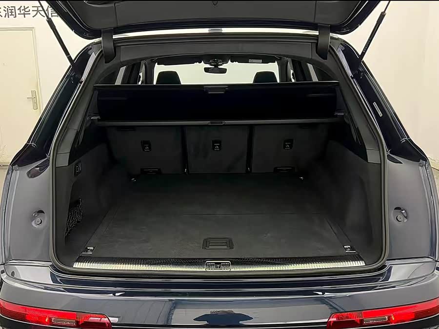 Audi SQ7 2024 car image #8