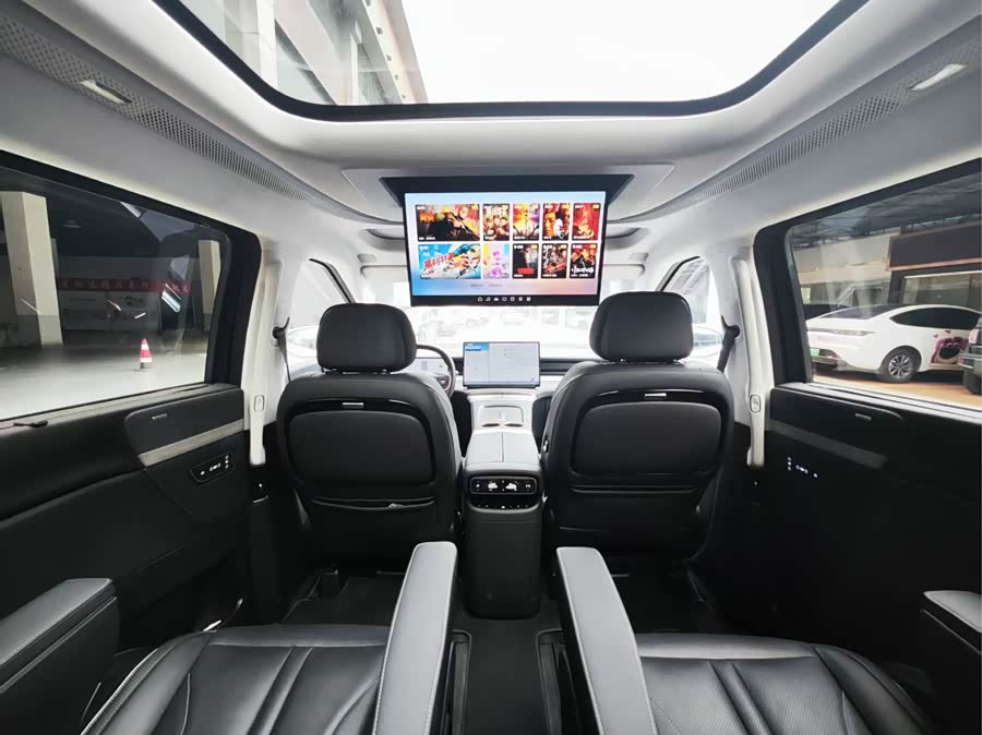 Xpeng X9 2024 صورة سيارة #8