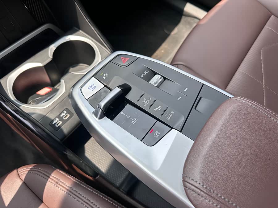 BMW iX1 2024 car image #8