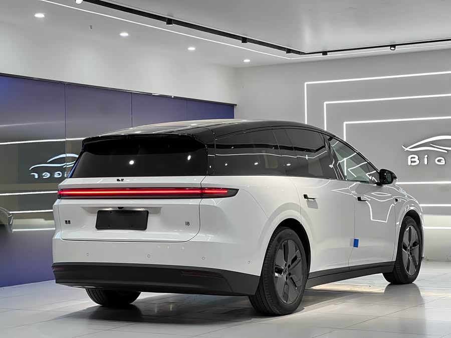 Li i8 2025 image de voiture #8