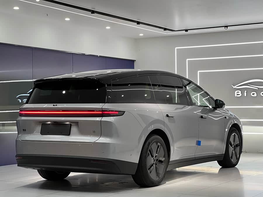 Li i8 2025 image de voiture #8