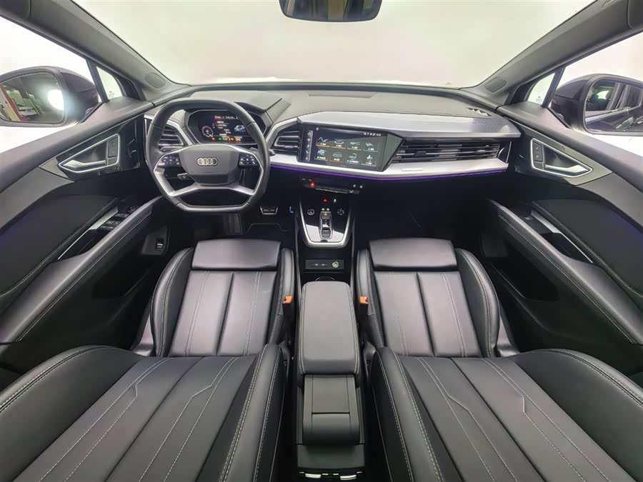 Audi Q4 e-tron 2024 immagine di auto #8