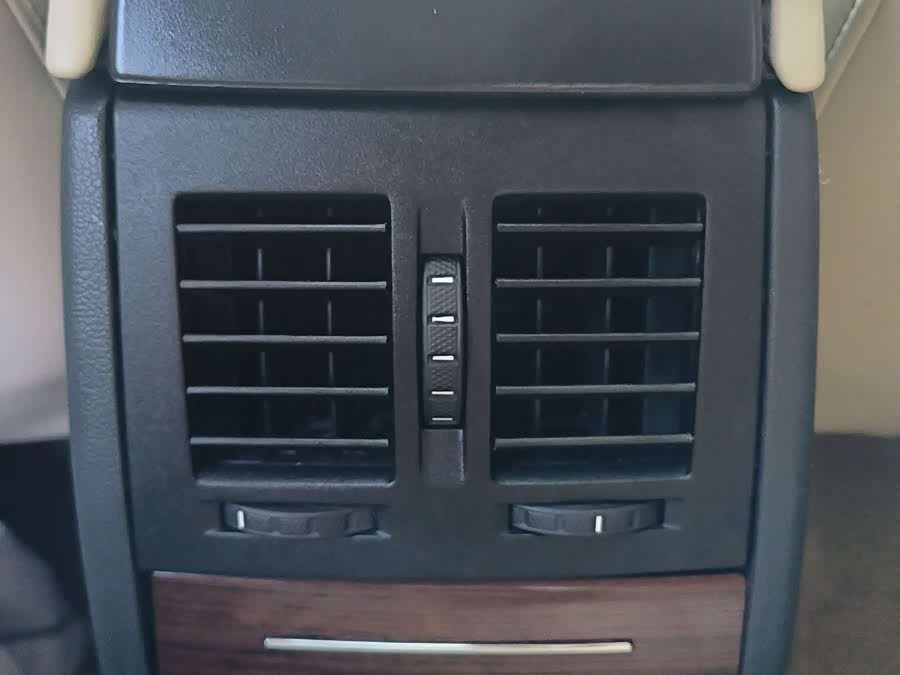 Skoda Octavia 2010 car image #8