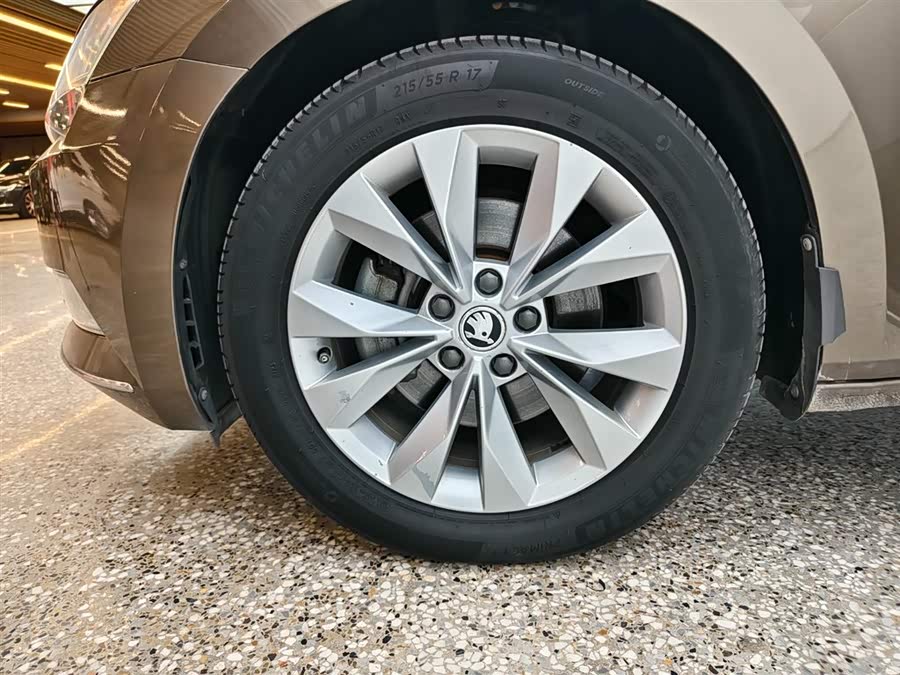 Skoda Superb 2018 car image #8