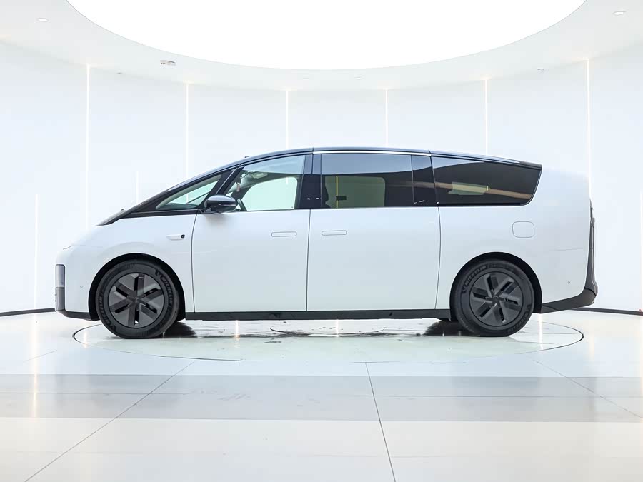 理想汽车 理想MEGA 2024 汽车图片 #8