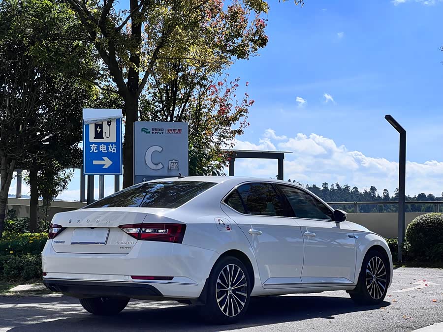 Skoda Superb 2019 car image #8