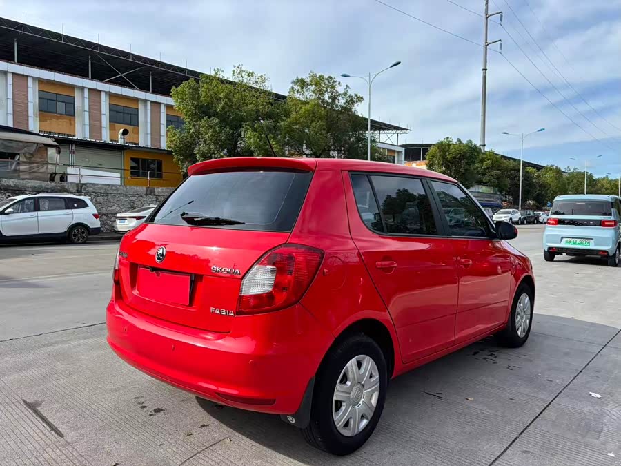 Skoda Fabia 2015 изображение автомобиля #8