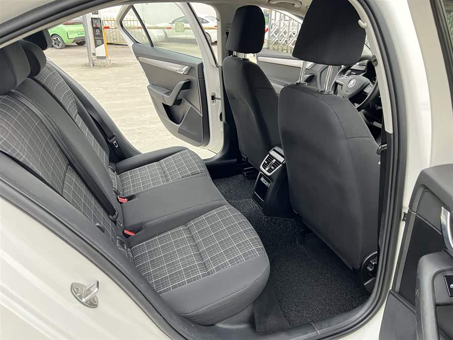 Skoda Octavia 2018 car image #8
