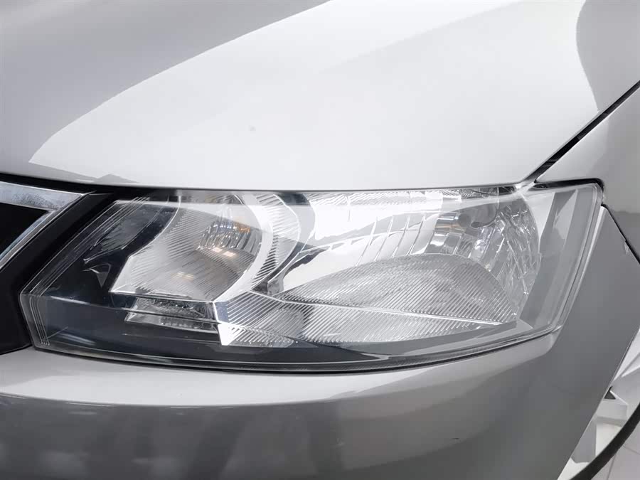 Skoda Rapid 2017 car image #8