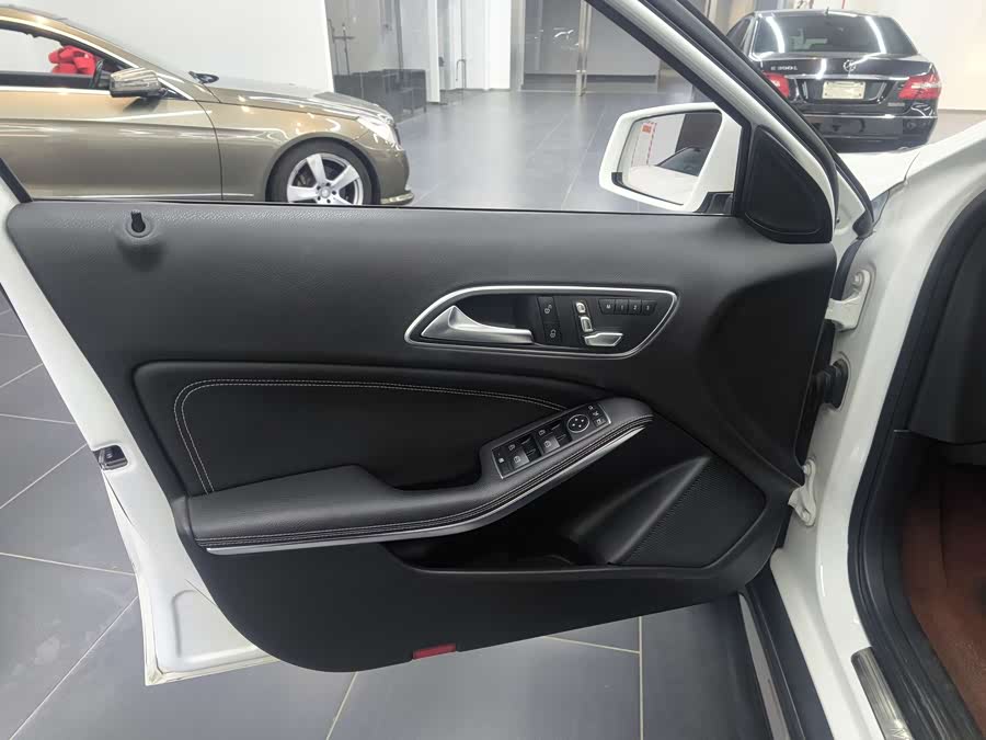 Mercedes-Benz GLA Class 2018 car image #8