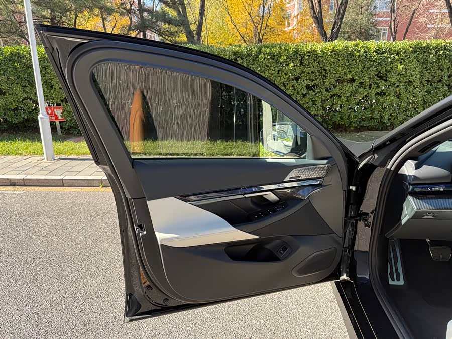 BMW i5 M60 2025 car image #8