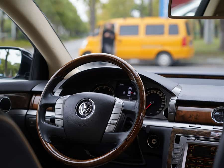 Volkswagen Pheaton 2012 immagine di auto #8