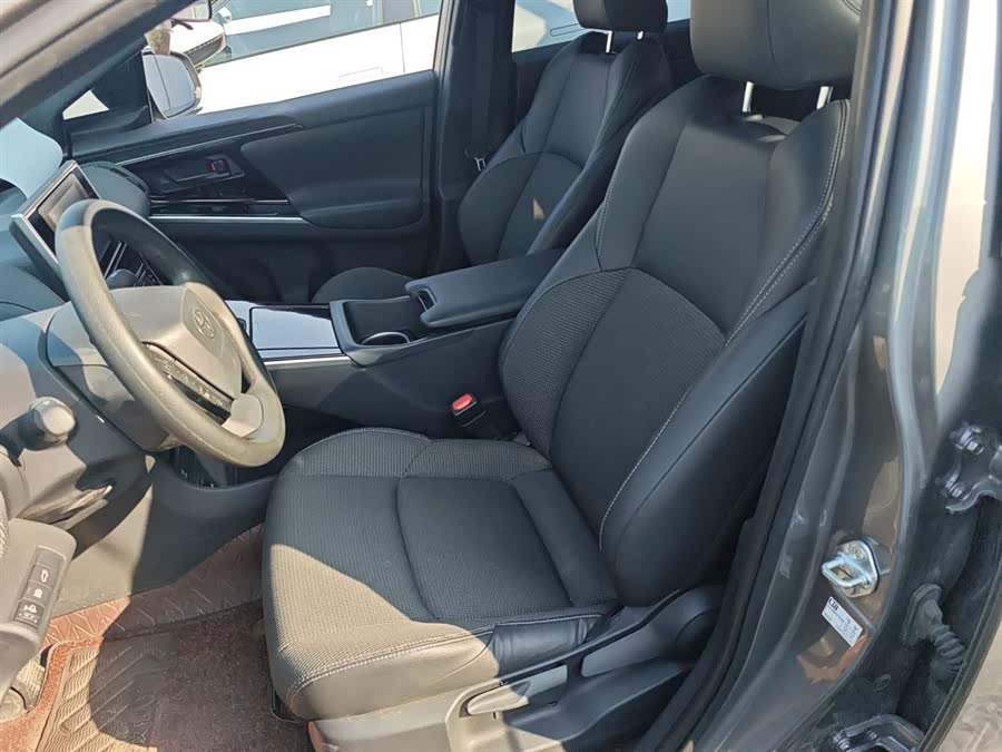 Toyota bZ4X 2024 immagine di auto #8