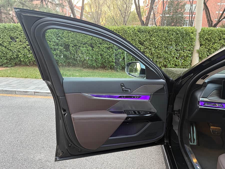 BMW i7 2024 car image #8