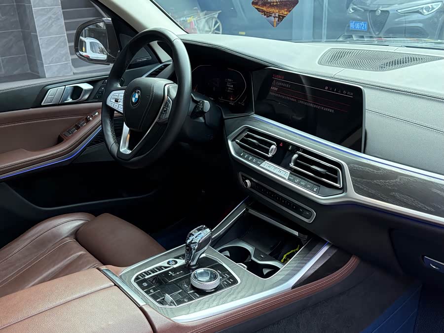 BMW X7 2020 car image #8