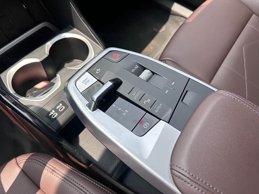 BMW iX1 2024 car image #8