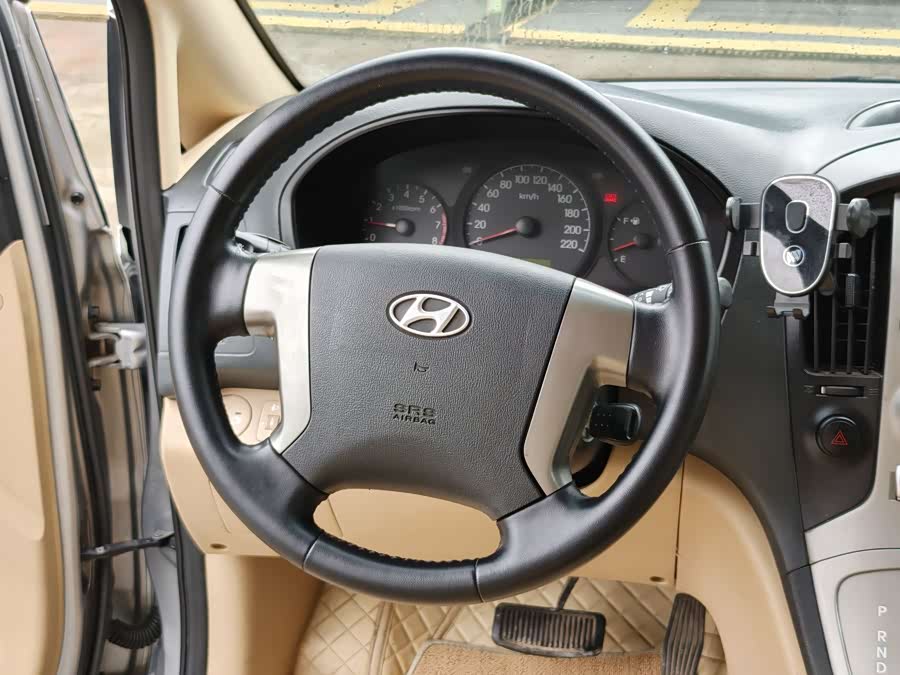 Hyundai H-1 2013 car image #8